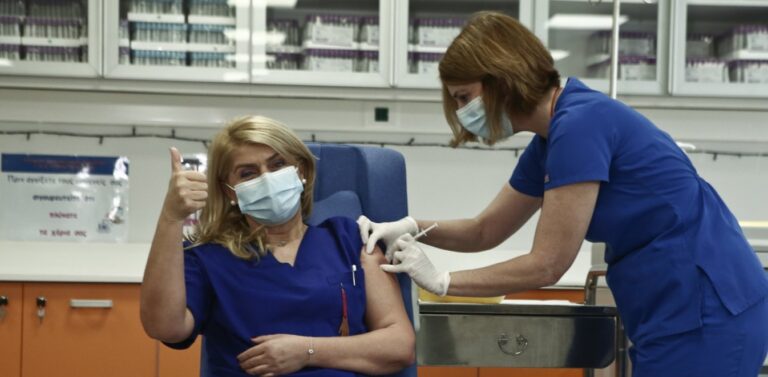 Εμβόλιο – Κορονοϊός: Εμβολιάστηκε η πρώτη Ελληνίδα νοσηλεύτρια, Ευσταθία Κομπισιούλη